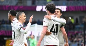 Arsenal derrotó a Burnley 2-0 y se mantiene líder de la Premier League