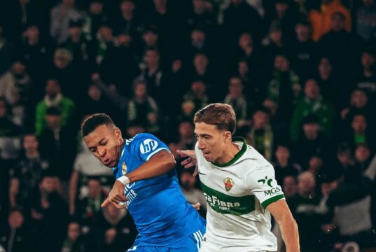 Real Madrid salvó empate ante Elche 2-2 y sigue de líder solitario en la Liga de España