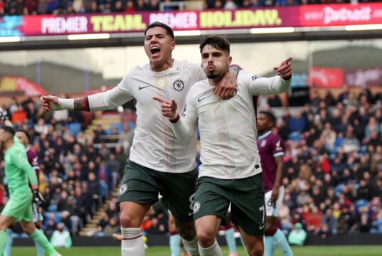 Chelsea es el nuevo escolta del líder Arsenal tras vencer a Burnley 2-0 en la Premier League