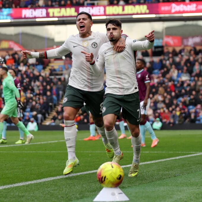 Chelsea es el nuevo escolta del líder Arsenal tras vencer a Burnley 2-0 en la Premier League
