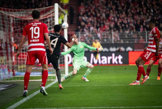 Bayern Múnich salvó el empate en final ante el Union Berlín que quedó 2-2 y sigue de líder