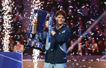 Italiano Jannik Sinner venció a español Carlos Alcaraz 2 sets a 0 y se coronó campeón del ATP Finals en Turín