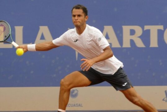 “Juanpi” Varillas venció a argentino Rodríguez 2-0 en el Bogotá 4 Challenger y pasó a octavos de final