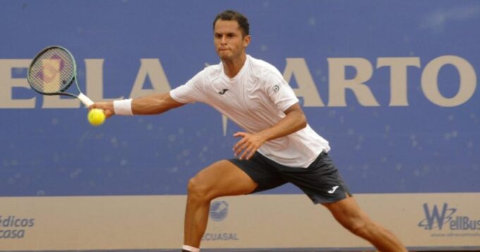 “Juanpi” Varillas venció a argentino Rodríguez 2-0 en el Bogotá 4 Challenger y pasó a octavos de final