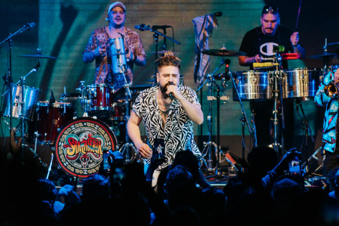 Santeria en Lima: La popular agrupación chilena llega por primera vez al Perú con su show «El Huracán Vuelve a Girar»