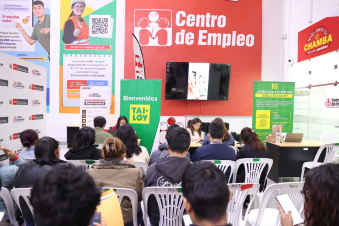 Cientos de personas postulan a más de 1300 vacantes laborales en el “Chambatón” del MTPE