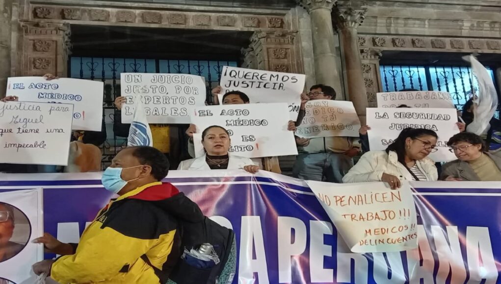 Médicos paralizan sus actividades y realizan plantón exigiendo la liberación del cirujano Miguel Angel Rivas Vilchez