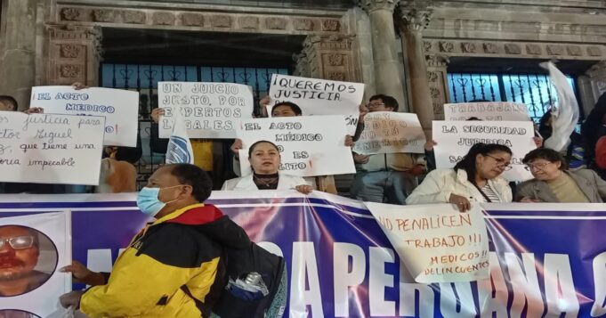 Médicos paralizan sus actividades y realizan plantón exigiendo la liberación del cirujano Miguel Angel Rivas Vilchez