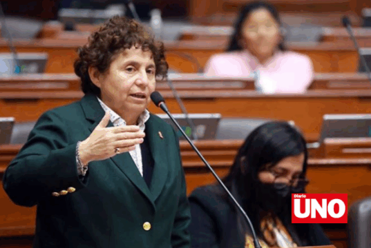 Congreso amonesta a Susel Paredes por permitir a personas trans usar baño de mujeres