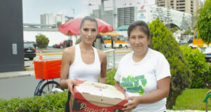 Ex reinas de belleza se convierten en “ángeles de la calle” y adelantan la Navidad a ancianitos