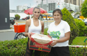 Ex reinas de belleza se convierten en “ángeles de la calle” y adelantan la Navidad a ancianitos