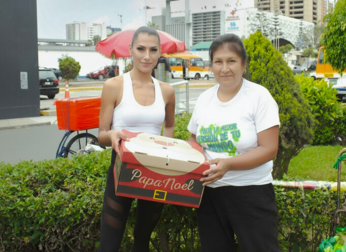 Ex reinas de belleza se convierten en “ángeles de la calle” y adelantan la Navidad a ancianitos