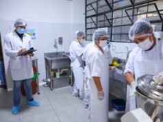 Ministro Vladimir Cuno supervisa distribución de alimentos escolares para garantizar nutrición y salud infantil