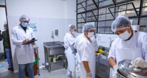 Ministro Vladimir Cuno supervisa distribución de alimentos escolares para garantizar nutrición y salud infantil