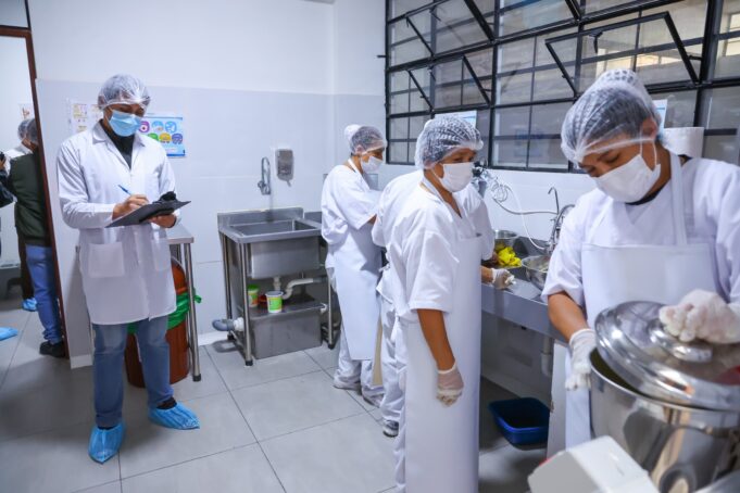 Ministro Vladimir Cuno supervisa distribución de alimentos escolares para garantizar nutrición y salud infantil