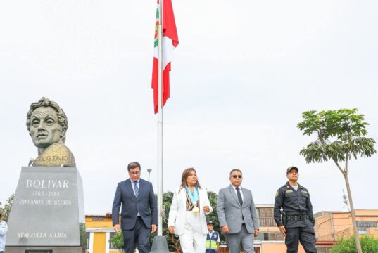 Gobierno impulsa fortalecimiento de identidad nacional con izamiento de la Bandera Nacional en la Plaza Bolívar