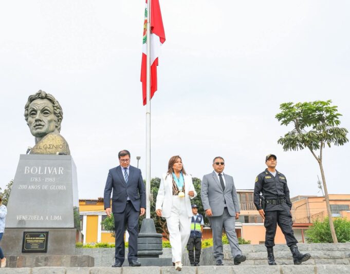 Gobierno impulsa fortalecimiento de identidad nacional con izamiento de la Bandera Nacional en la Plaza Bolívar