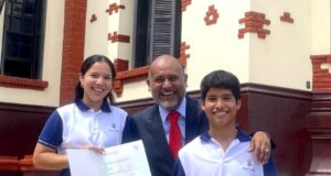 LA COMUNIDAD EDUCATIVA DE HUACHO DESPIDIÓ AL PROFESOR ROBERTO YON ROMERO