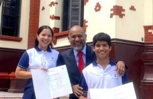 LA COMUNIDAD EDUCATIVA DE HUACHO DESPIDIÓ AL PROFESOR ROBERTO YON ROMERO