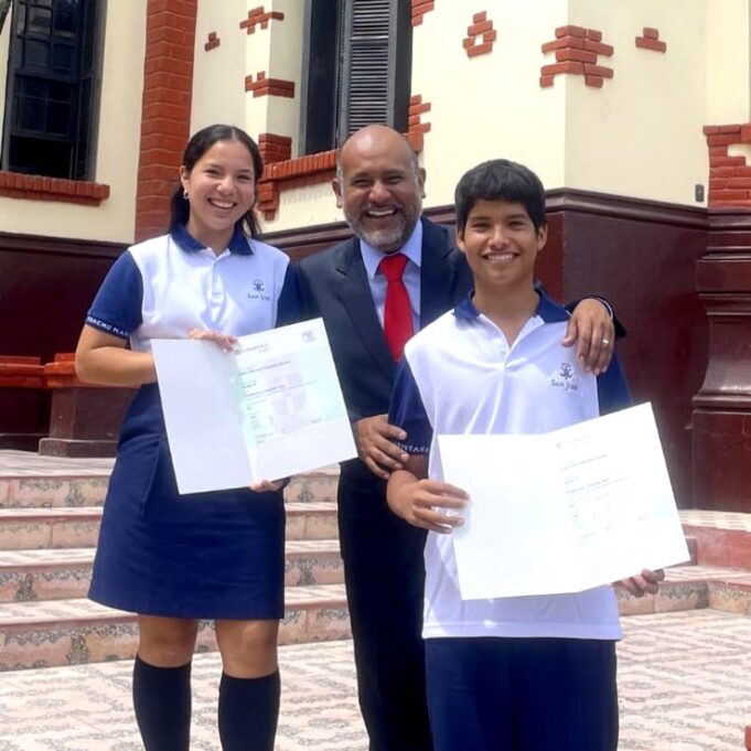 LA COMUNIDAD EDUCATIVA DE HUACHO DESPIDIÓ AL PROFESOR ROBERTO YON ROMERO