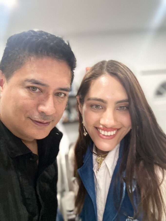 Jimmy Sandhaus recibe saludo de Emilio Estefan y celebra el éxito de su hija en el New York Fashion Week 2025