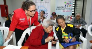 Midis: adultos mayores de Pensión 65 aprenden a hacer videollamadas e iniciar chats para estar conectados con sus familias