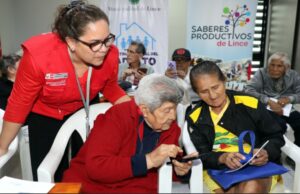 Midis: adultos mayores de Pensión 65 aprenden a hacer videollamadas e iniciar chats para estar conectados con sus familias