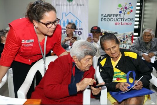 Midis: adultos mayores de Pensión 65 aprenden a hacer videollamadas e iniciar chats para estar conectados con sus familias