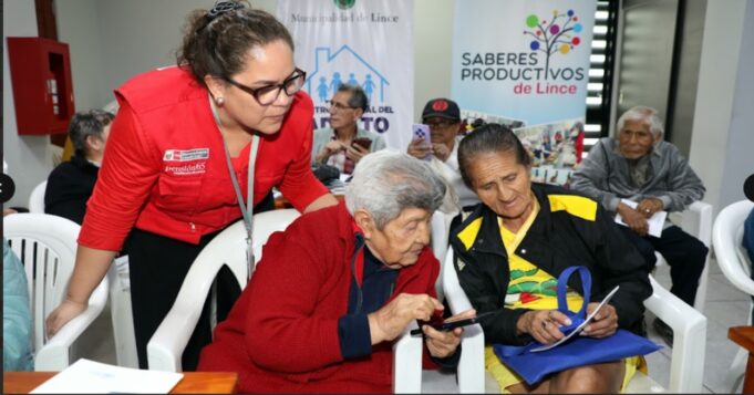 Midis: adultos mayores de Pensión 65 aprenden a hacer videollamadas e iniciar chats para estar conectados con sus familias