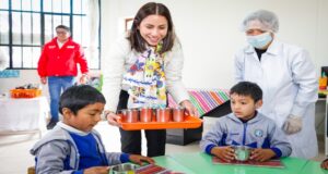 Ministra Lesly Shica prioriza la seguridad alimentaria con la atención de más de 67 mil colegios en el país