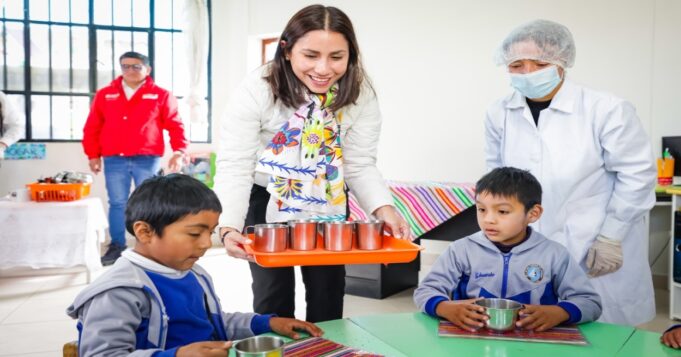 Ministra Lesly Shica prioriza la seguridad alimentaria con la atención de más de 67 mil colegios en el país
