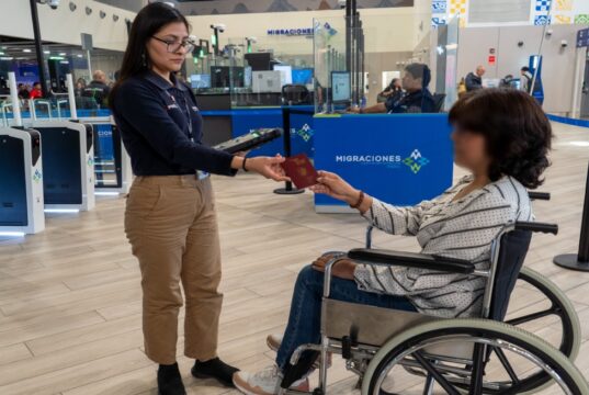 Migraciones inicia marcha blanca de control migratorio móvil con tabletas biométricas en el Jorge Chávez