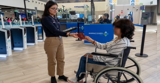 Migraciones inicia marcha blanca de control migratorio móvil con tabletas biométricas en el Jorge Chávez