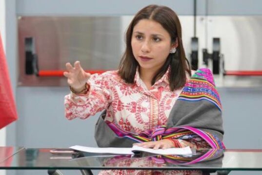 Ministra Lesly Shica anuncia que no claudicará ante presiones y revela cambios en sistema de alimentación escolar