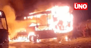 Incendio arrasa con cinco buses de empresa de transporte en Puente Piedra