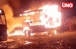 Incendio arrasa con cinco buses de empresa de transporte en Puente Piedra