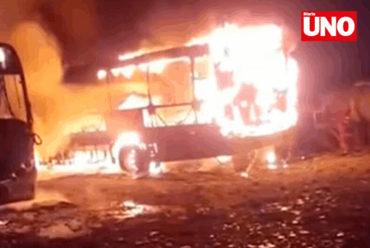 Incendio arrasa con cinco buses de empresa de transporte en Puente Piedra