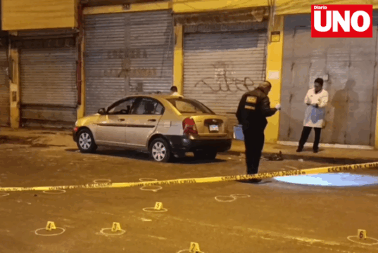 Delincuentes abren fuego contra policías tras robar auto a pareja en Los Olivos