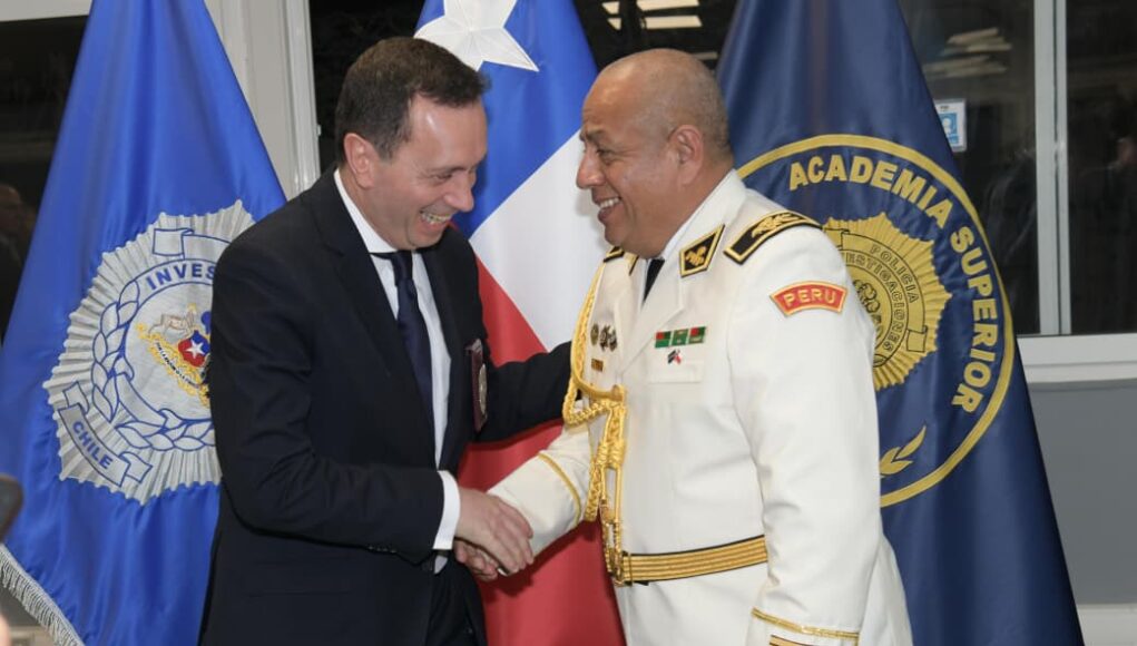 Coronel Víctor Revoredo la hace linda en Chile