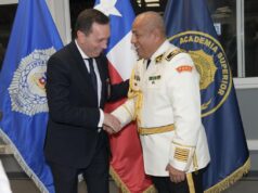 Coronel Víctor Revoredo la hace linda en Chile