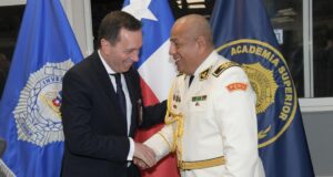 Coronel Víctor Revoredo la hace linda en Chile