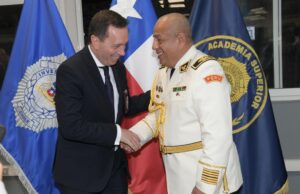 Coronel Víctor Revoredo la hace linda en Chile