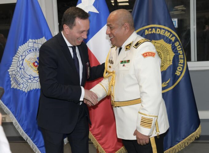 Coronel Víctor Revoredo la hace linda en Chile