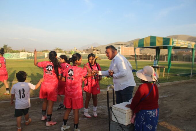 Gonzalo Trujillo Rosales candidato a la alcaldía de Casma alienta equipo de fútbol femenino(VIDEO)