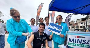 Pilotos del rally se convierten en embajadores de la salud en Villa El Salvador