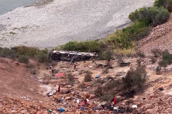 Tragedia en Arequipa: al menos 37 muertos y 15 heridos al desbarrancarse bus interprovincial