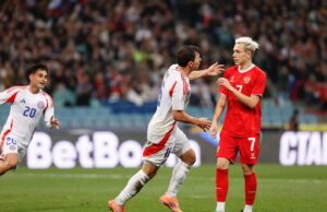 Chile derrotó a Rusia 2-0 en Sochi con goles de Suazo y Brereton. Martes juega ante Perú