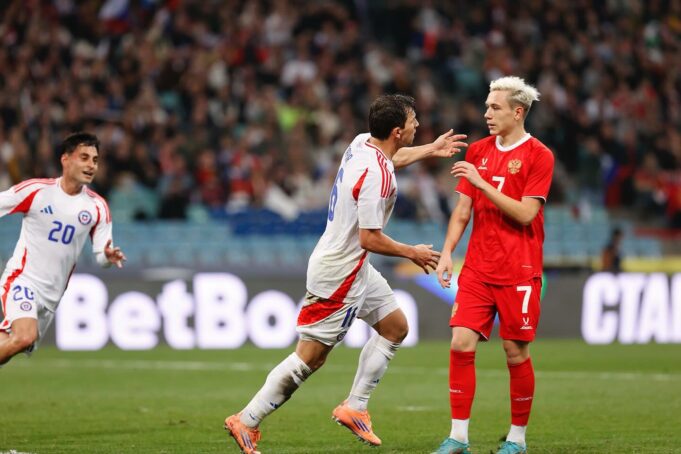 Chile derrotó a Rusia 2-0 en Sochi con goles de Suazo y Brereton. Martes juega ante Perú