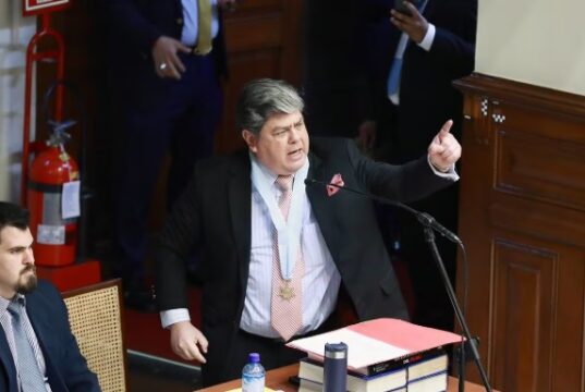 Ex congresista Torres Caro fue al Congreso y les dijo en su cara:“En el Congreso solo se hablan huevadas”