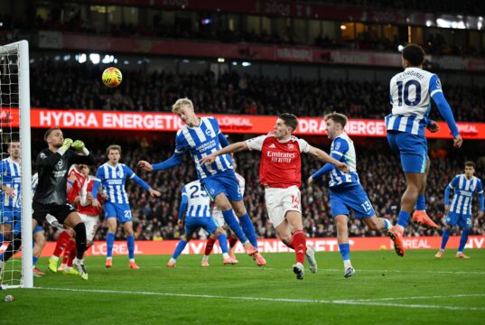 Arsenal firme en la punta de la Premier League tras ganarle en casa al Brighton 2-1